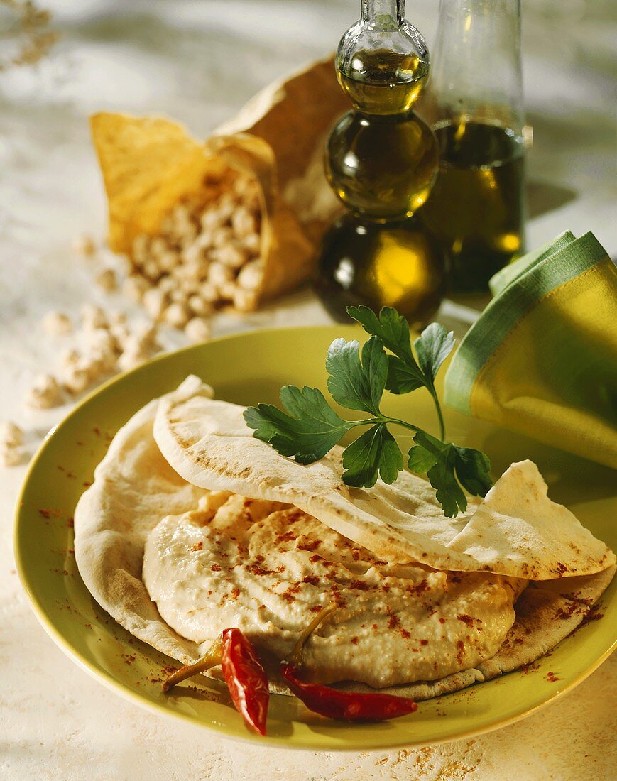 Fladenbrot mit Hummus (Kichererbsenpüree, Arabische Küche)
