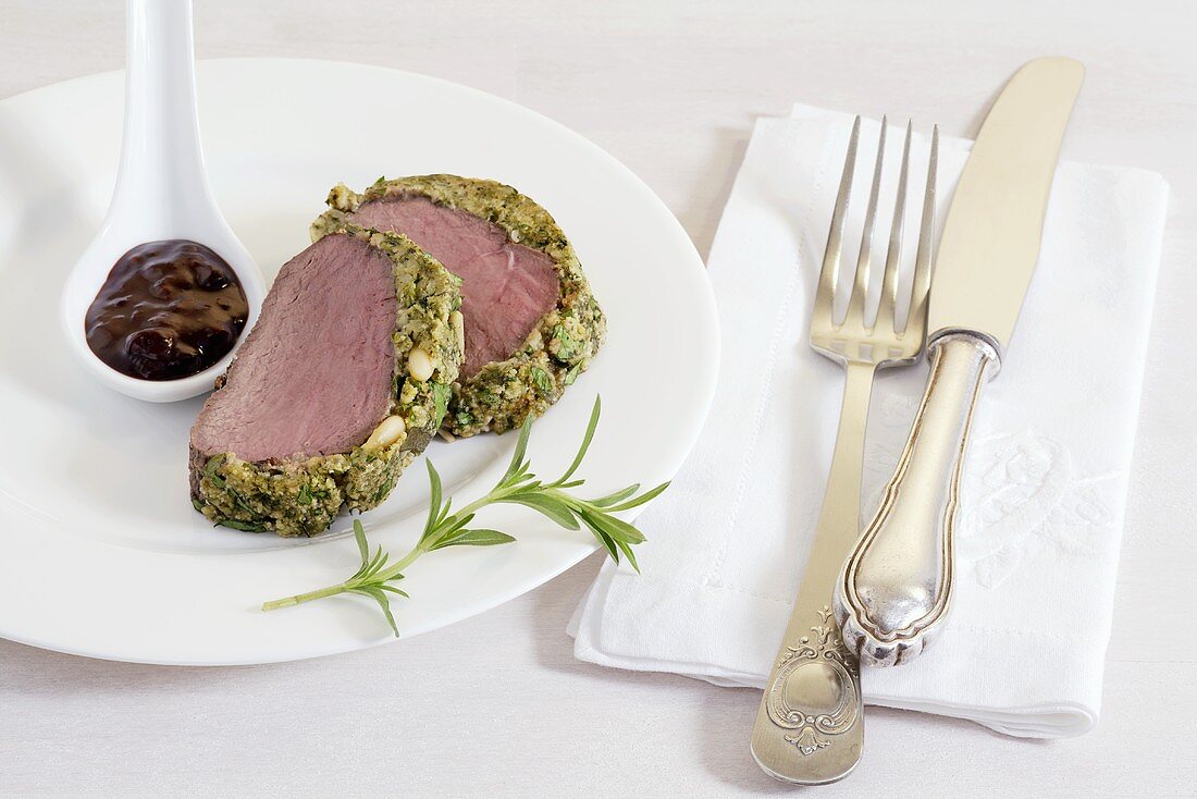 Hirschfilet mit Kräuterkruste und Schokoladensauce