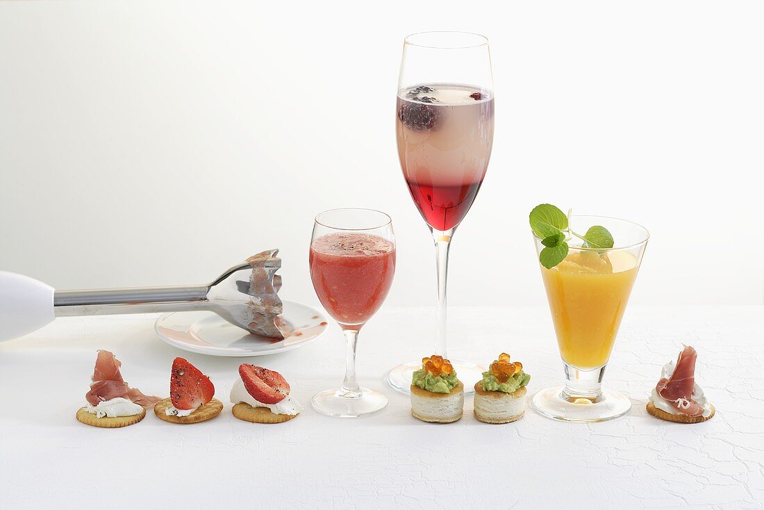 Cocktails mit Häppchen, im Hintergrund Pürierstab