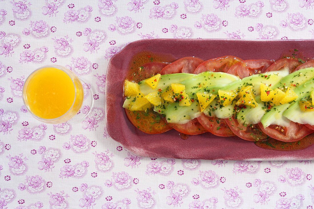 Avocado-Tomaten-Carpaccio mit Orangen-Chili-Vinaigrette