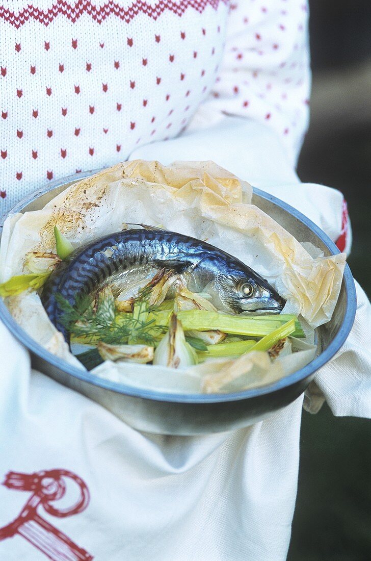 Mackerel with vegetables in baking parchment