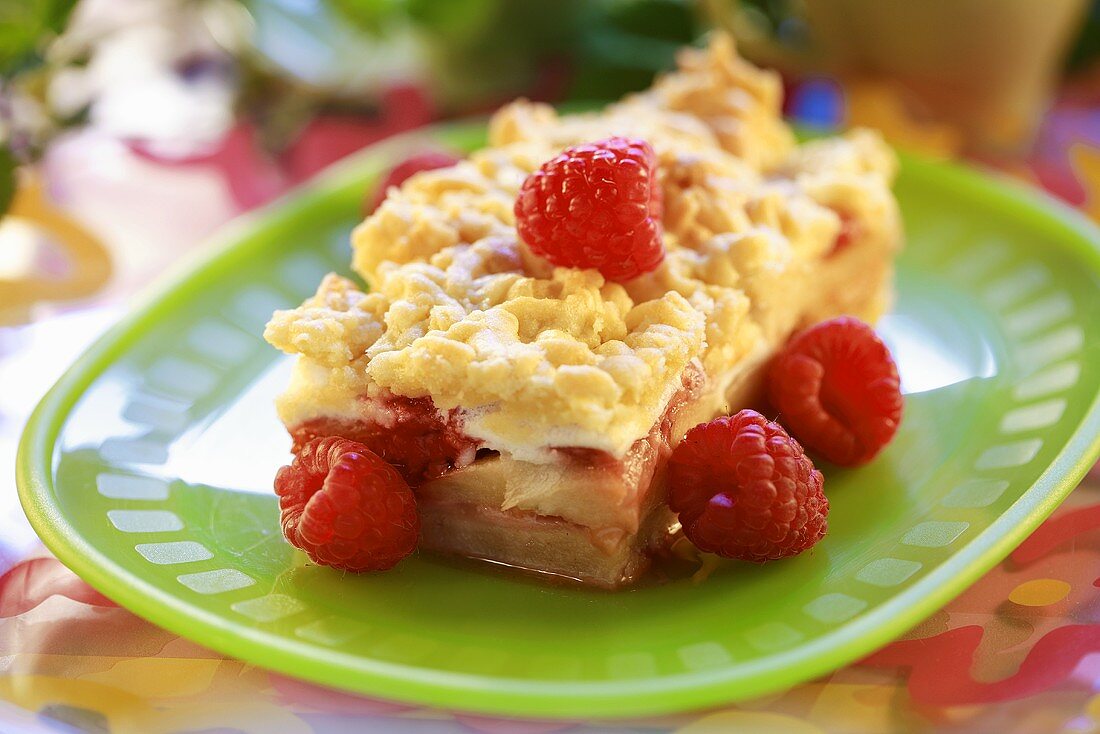 Crumble cake with raspberries