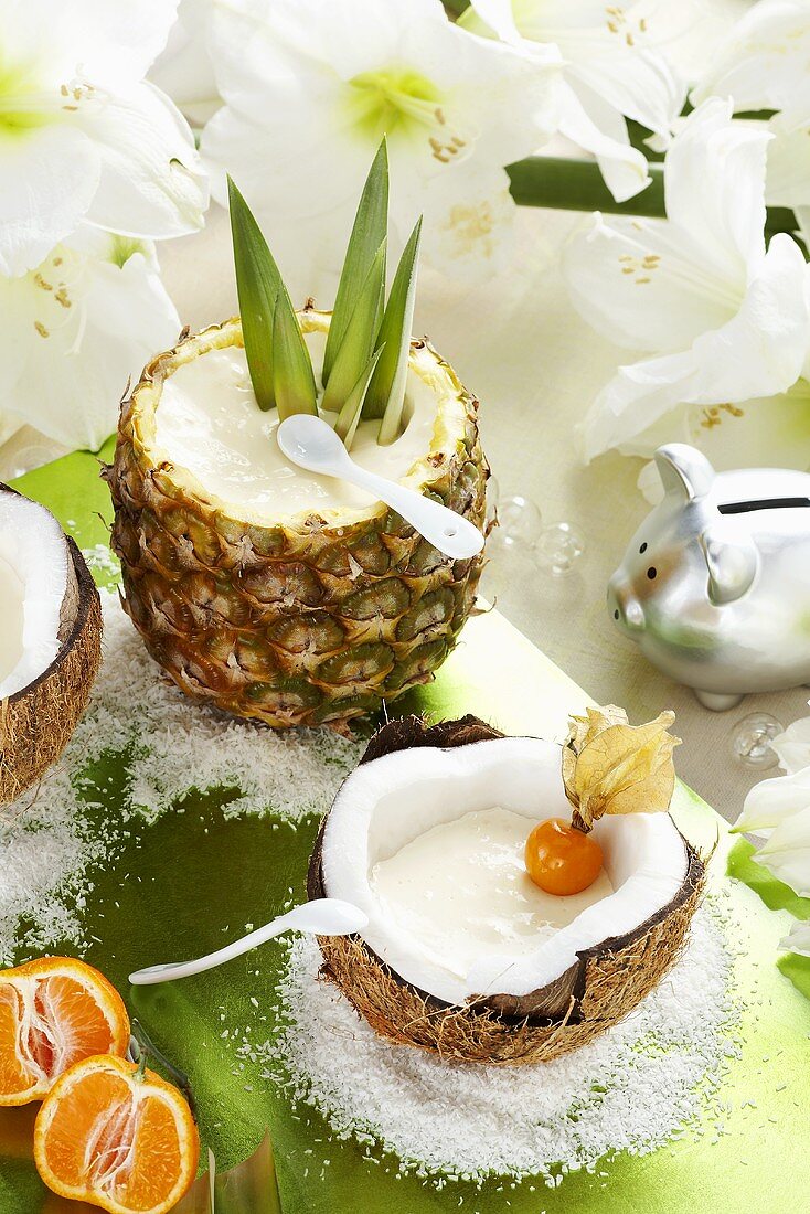 Exotisches Dessert mit Ananas und Kokosnuss