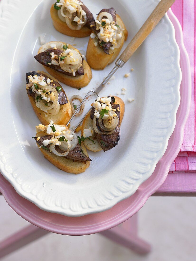 Canapés mit Putenleber und Zwiebeln