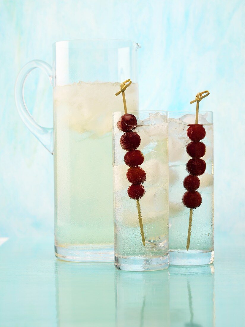 Cocktail mit weißem Rum und Traubensaft