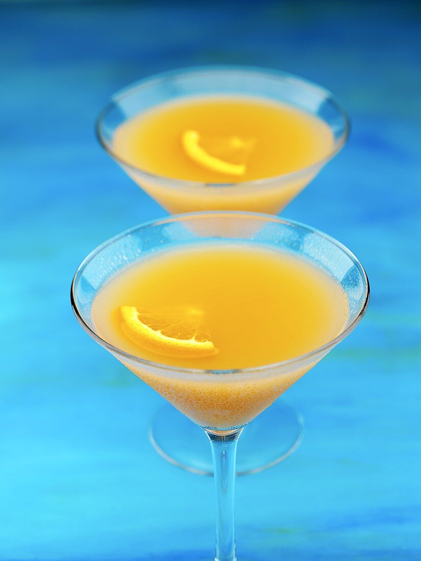 Gin Sunset (Cocktail mit Gin, Orangen- und Cranberrysaft)