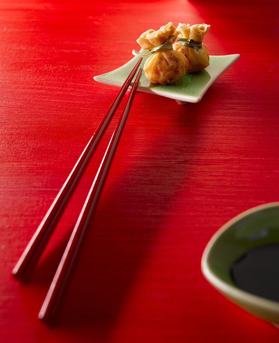 Dim Sum mit Garnelenfüllung und Sojasauce