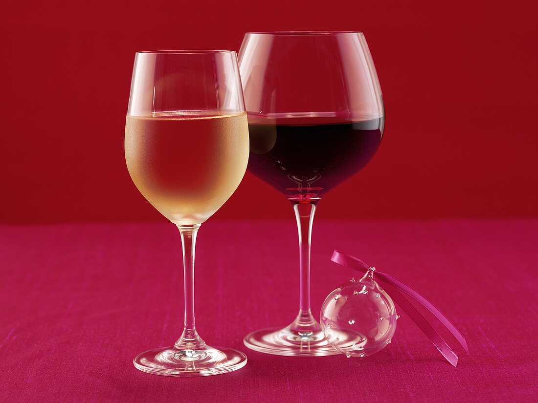 Ein Glas Weißwein ein Glas Rotwein und eine Glaskugel