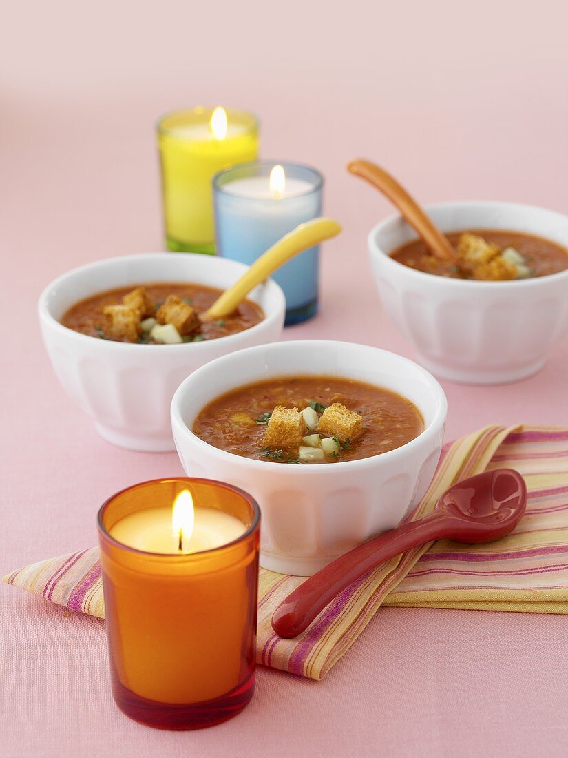 Gazpacho in drei Schälchen und Kerzen