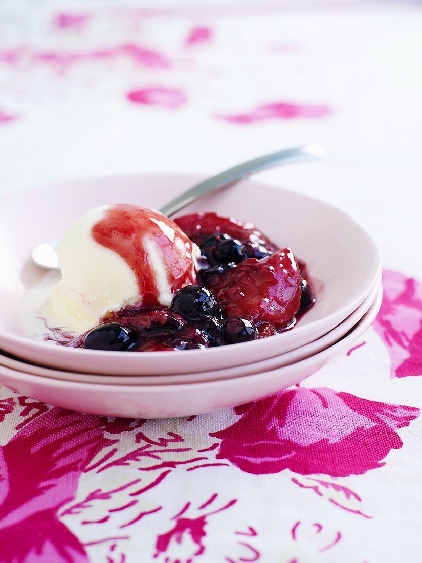 Eiskugel mit Beerensauce