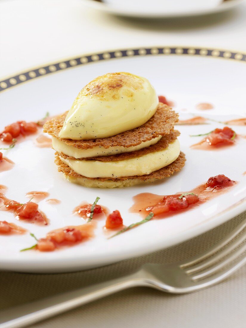 Vanillepudding mit Waffeln und Beerensauce