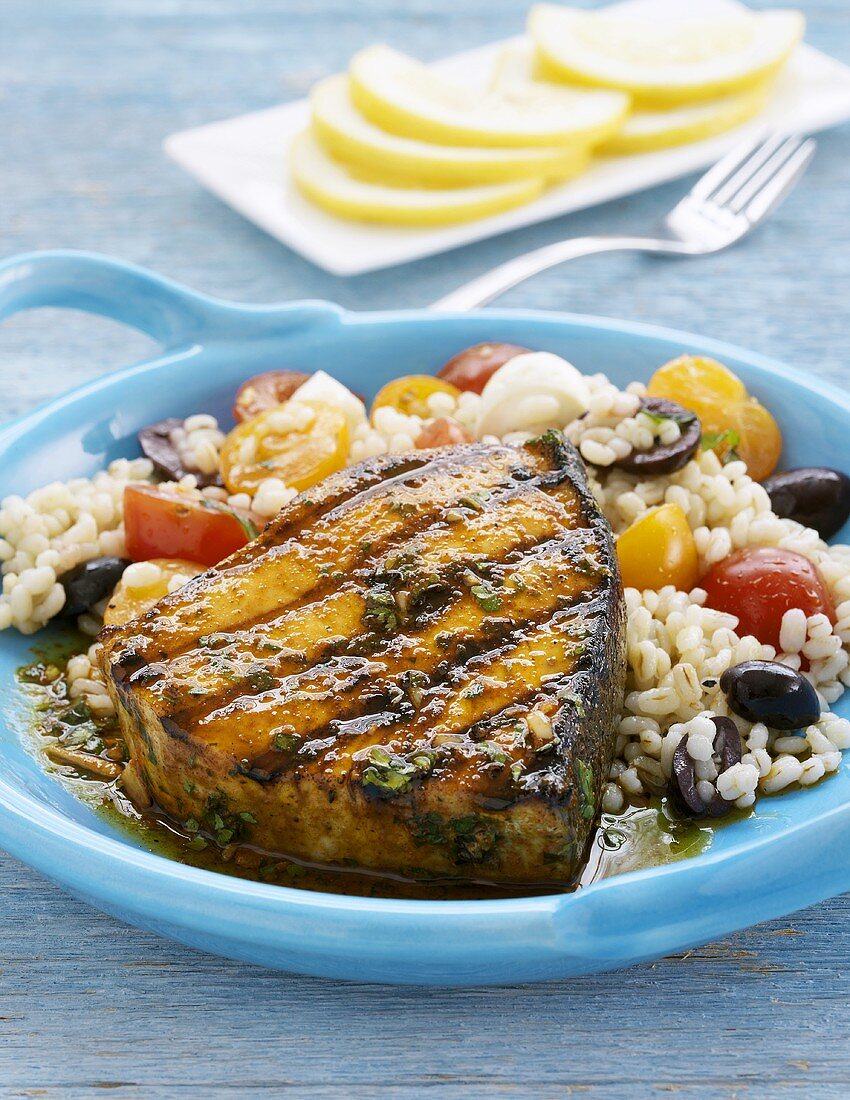 Schwwertfischsteak mit Gerstensalat