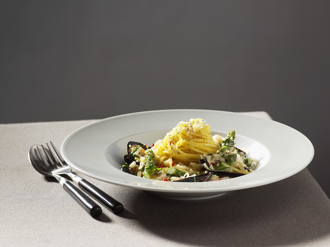 Tagliolini with mussels and green asparagus