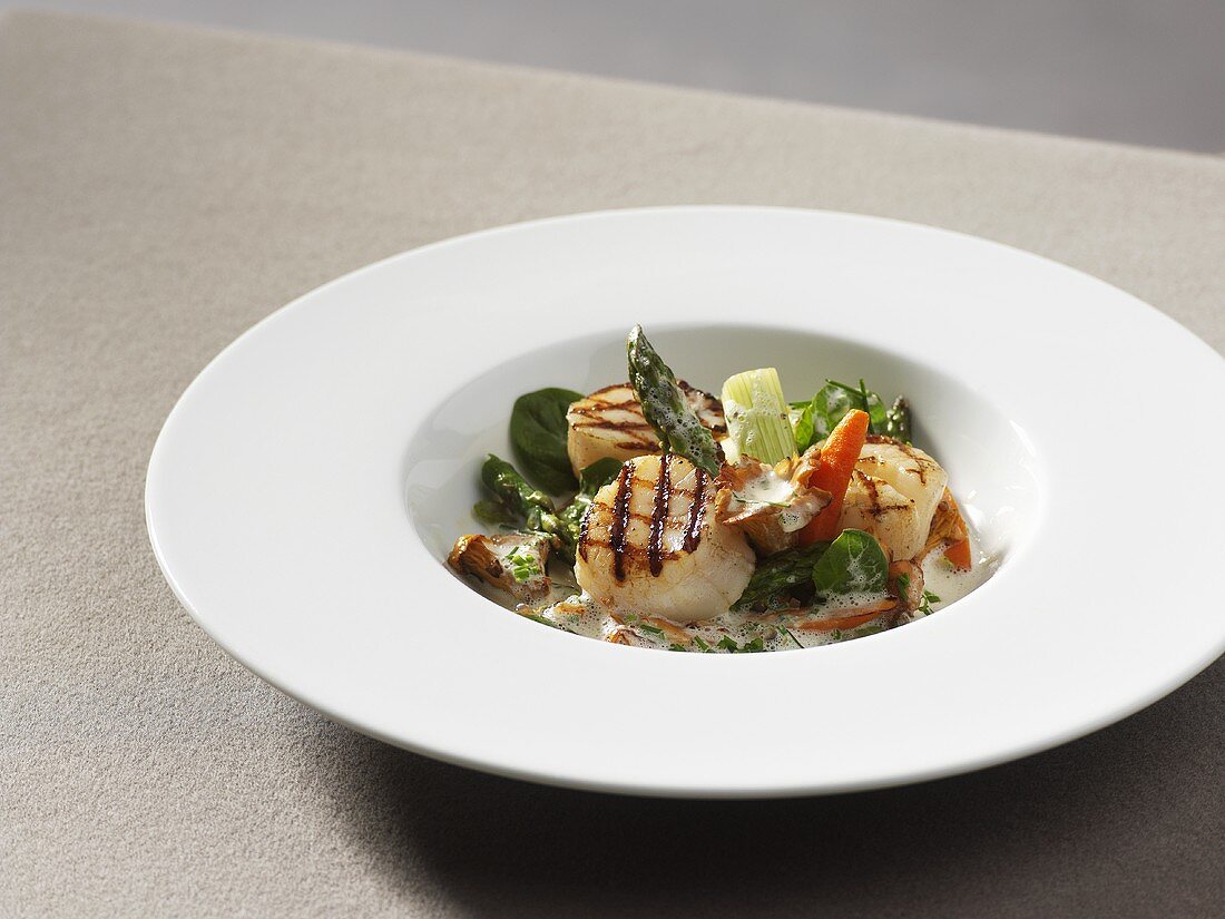 Grilled scallops with chanterelles and vegetables