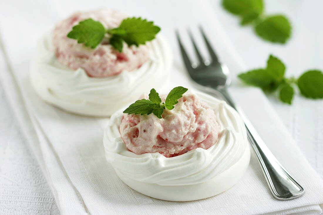 Meringues filled with strawberry cream