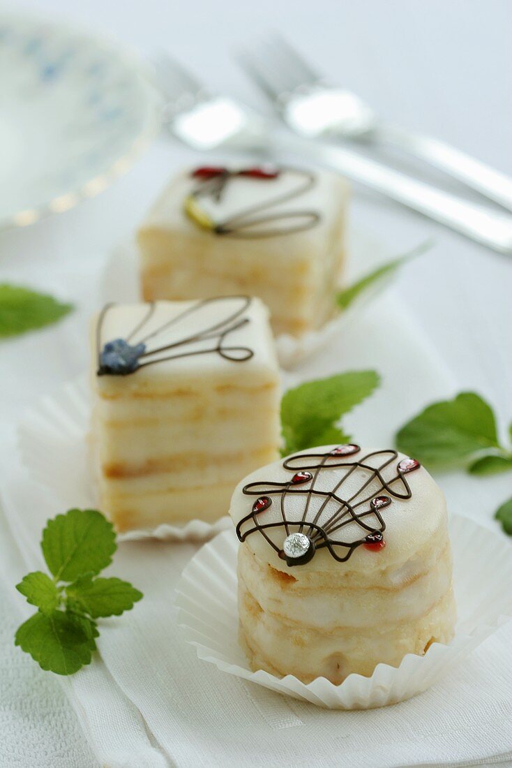 Petit Fours mit Pfefferminzblättern