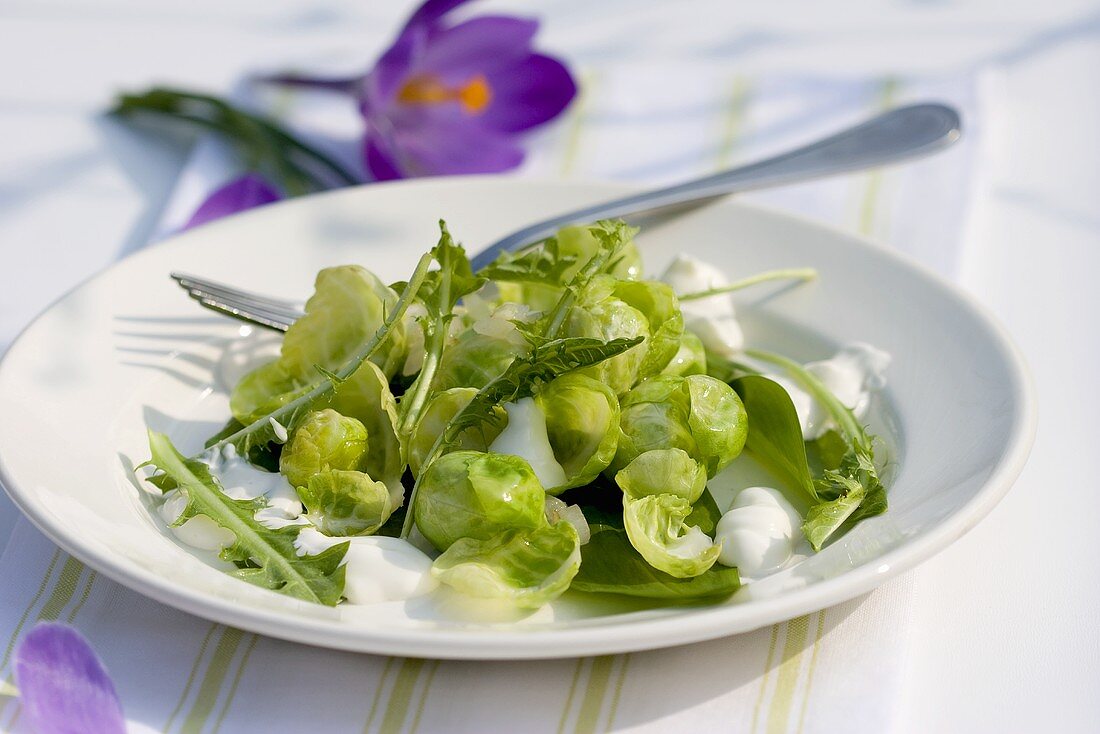 Rosenkohlsalat mit Bärlauch, Löwenzahn und Joghurt