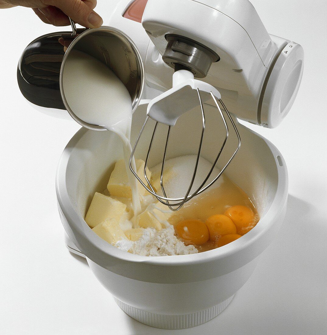 Making all-in-one sponge mixture with an electric mixer