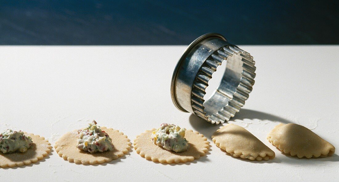 Filling ravioli with mascarpone