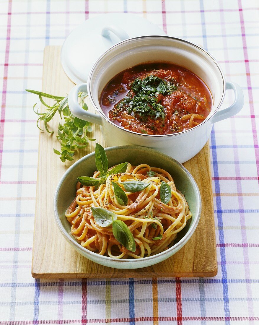 Spaghetti with creamy tomato sauce and tomato sugo