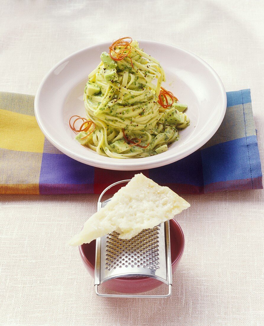 Nudeln mit Avocado-Pesto