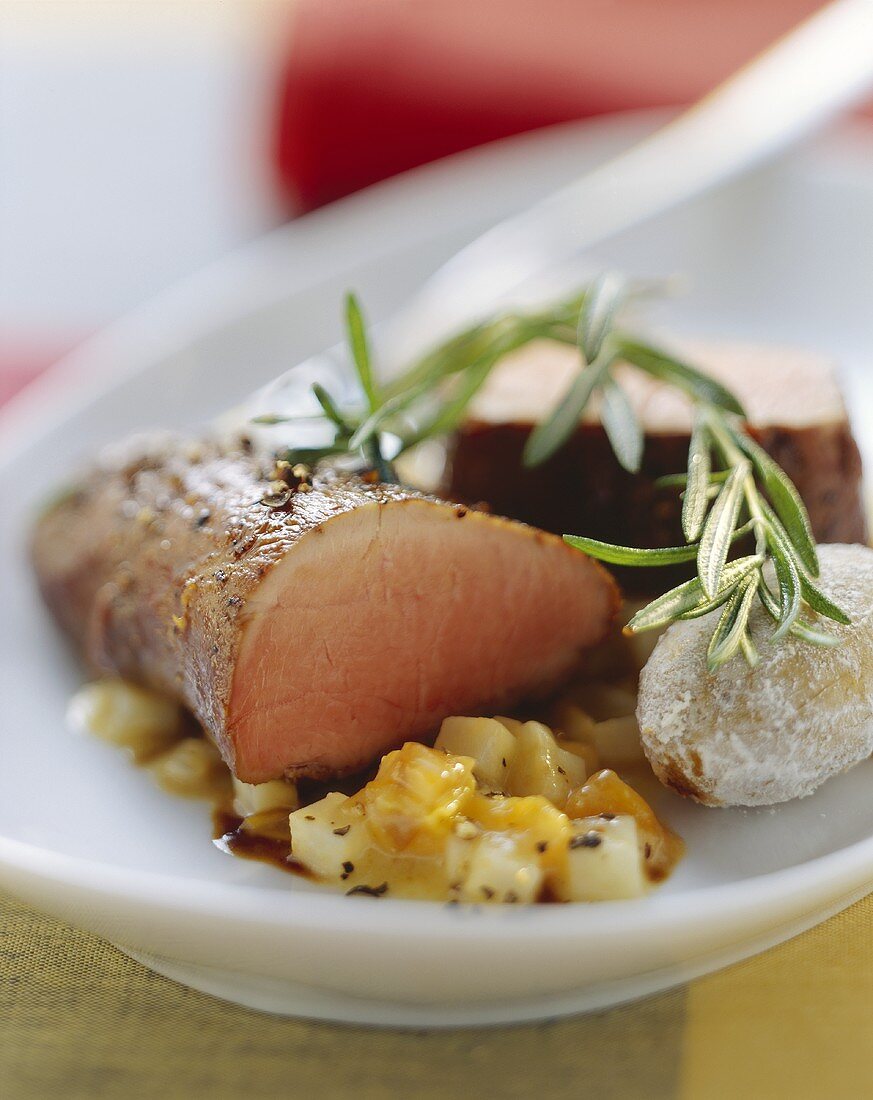 Glasiertes Schweinefilet mit Aprikosen-Sellerie-Gemüse