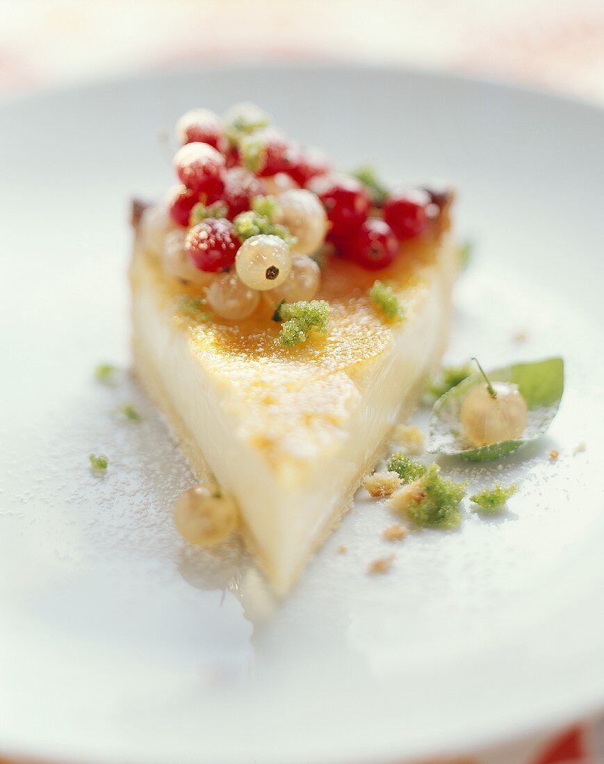 Champagne cream tart with red and white currants