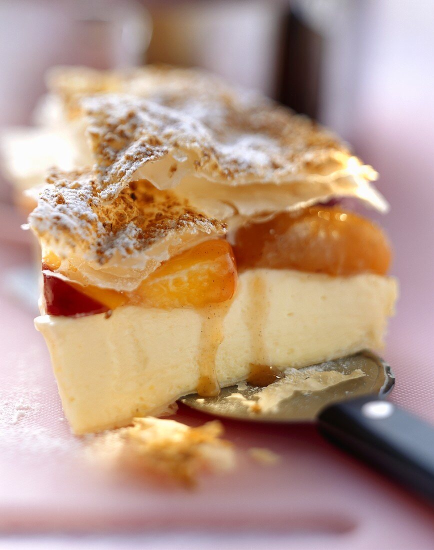 Blätterteigtorte mit Pfirsich-Aprikosen-Röster & weisser Schokocreme