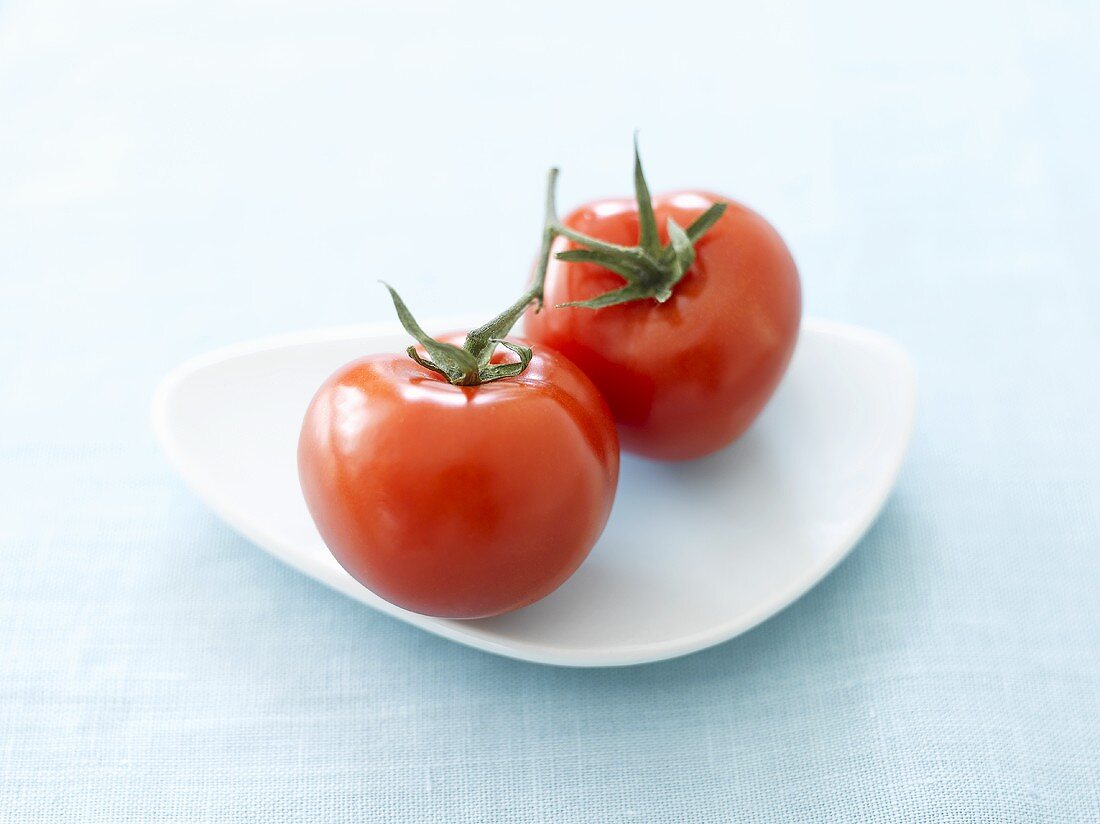 Zwei Tomaten auf weißem Teller