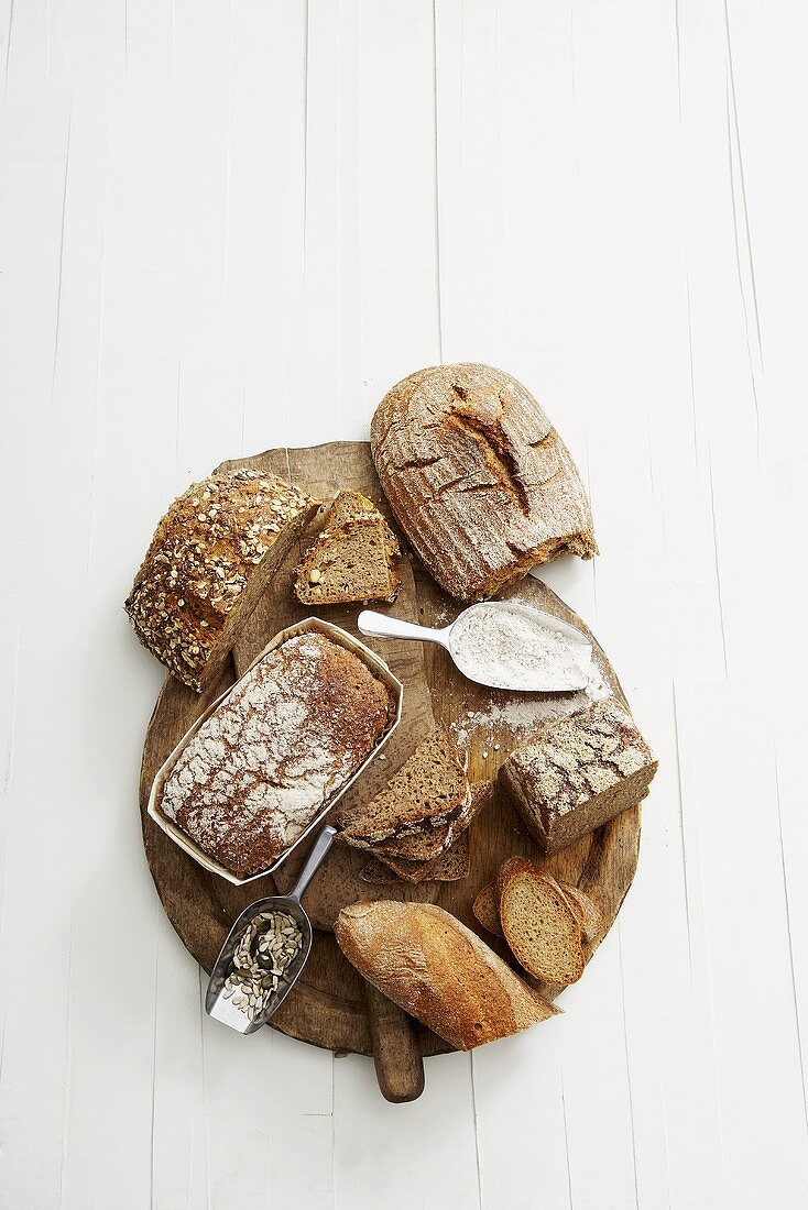 Verschiedene Brotsorten auf Holzbrett