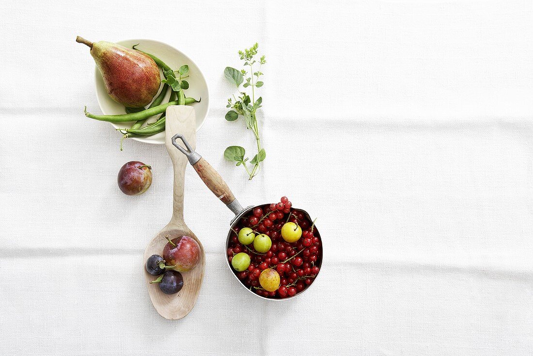 Stillleben mit Birne, grünen Bohnen, Pflaumen & Johannisbeeren