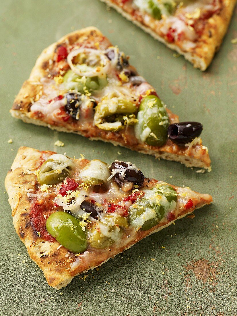 Pizzastücke mit Oliven