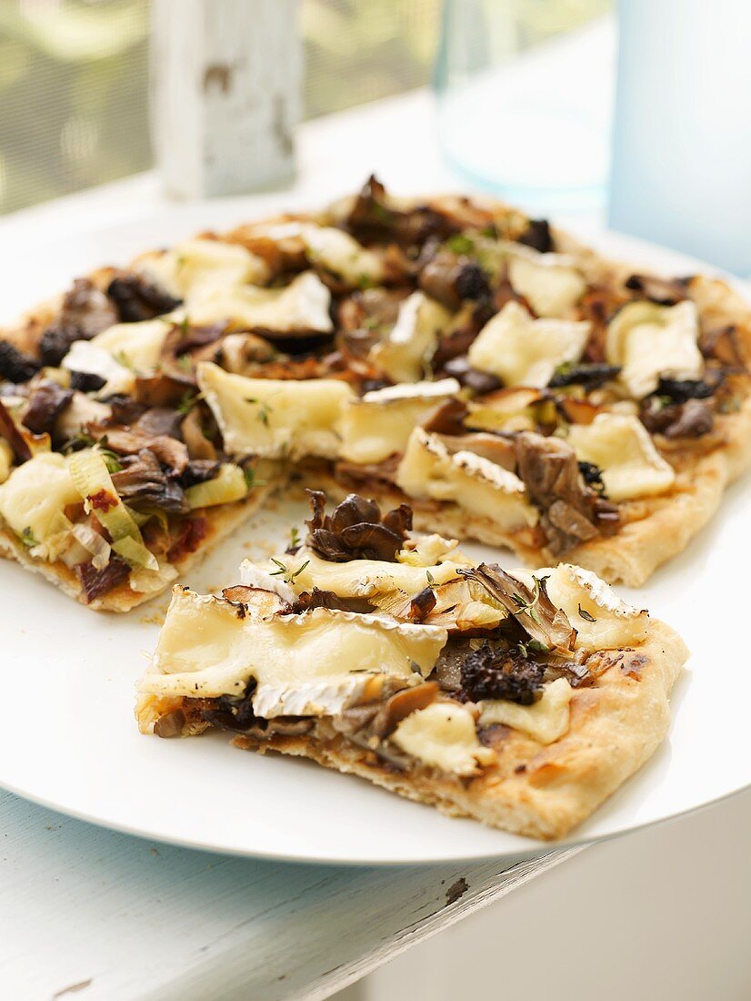 Pizza topped with mushrooms and Brie
