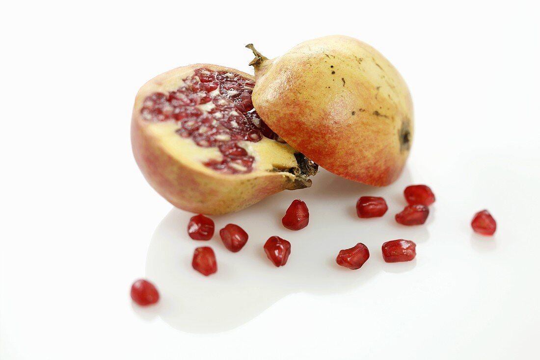 Halved pomegranate and pomegranate seeds