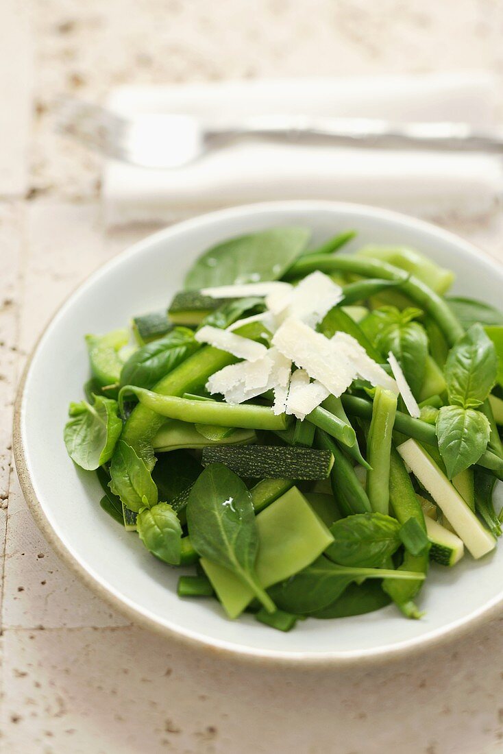 Grünes Gemüse mit Basilikum und Parmesan