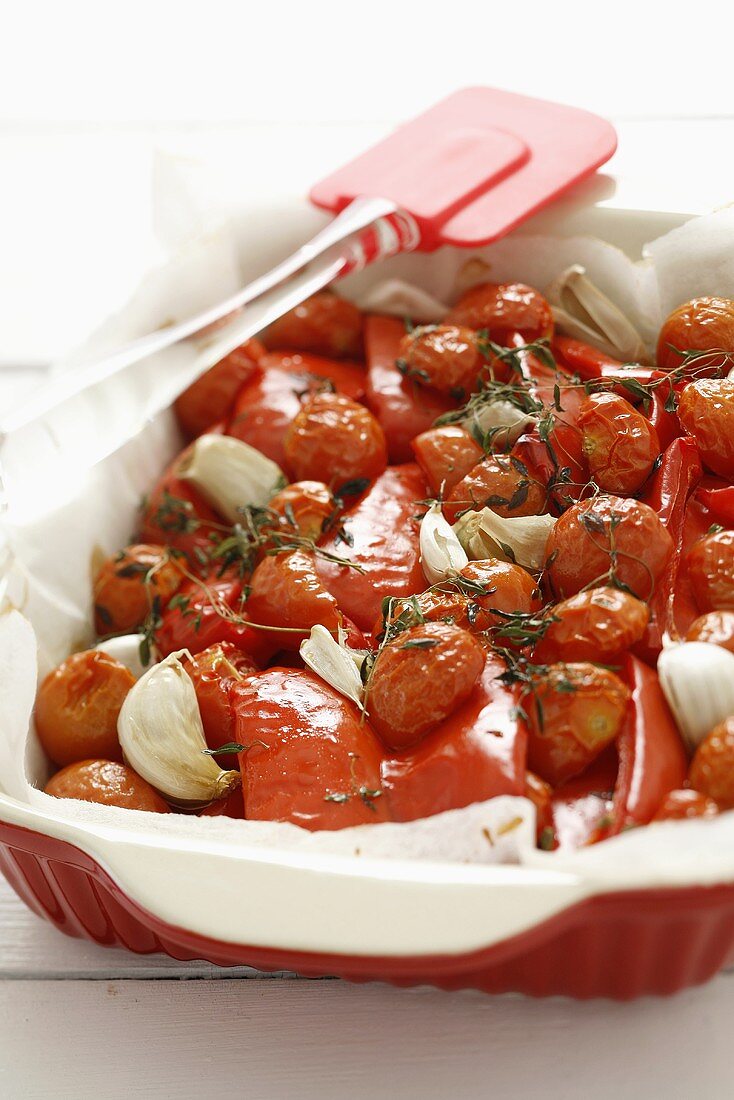 Tomaten mit Paprika und Knoblauch aus dem Ofen