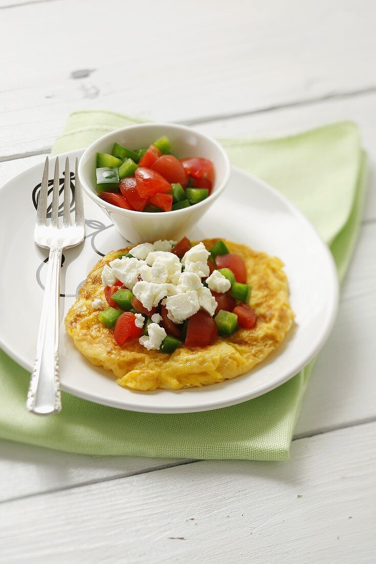 Omelett mit Gurken, Tomaten und Feta