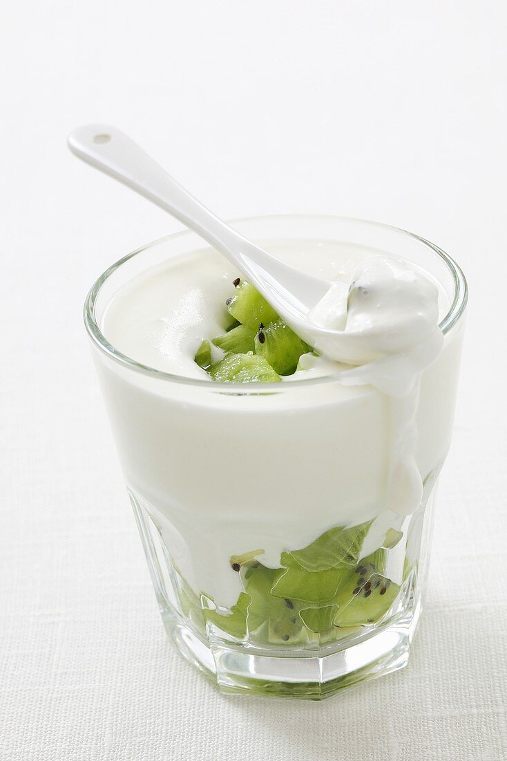 Kiwi fruit mousse with pieces of kiwi fruit