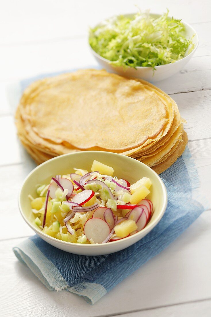 Radieschen-Ananas-Salat und Pfannkuchen