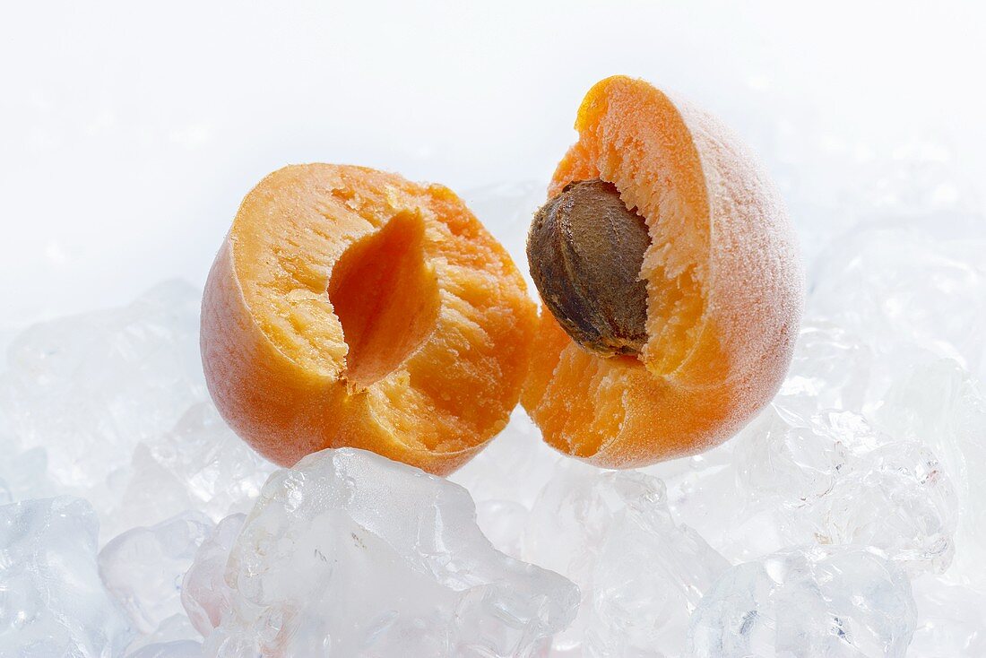 Gefrorene Aprikosenhälften mit Eiswürfeln