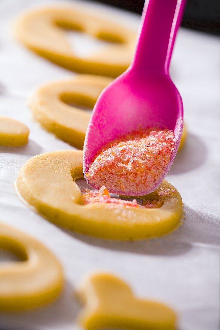 Window Cookie herstellen (Plätzchen mit Bonbonbrösel füllen)