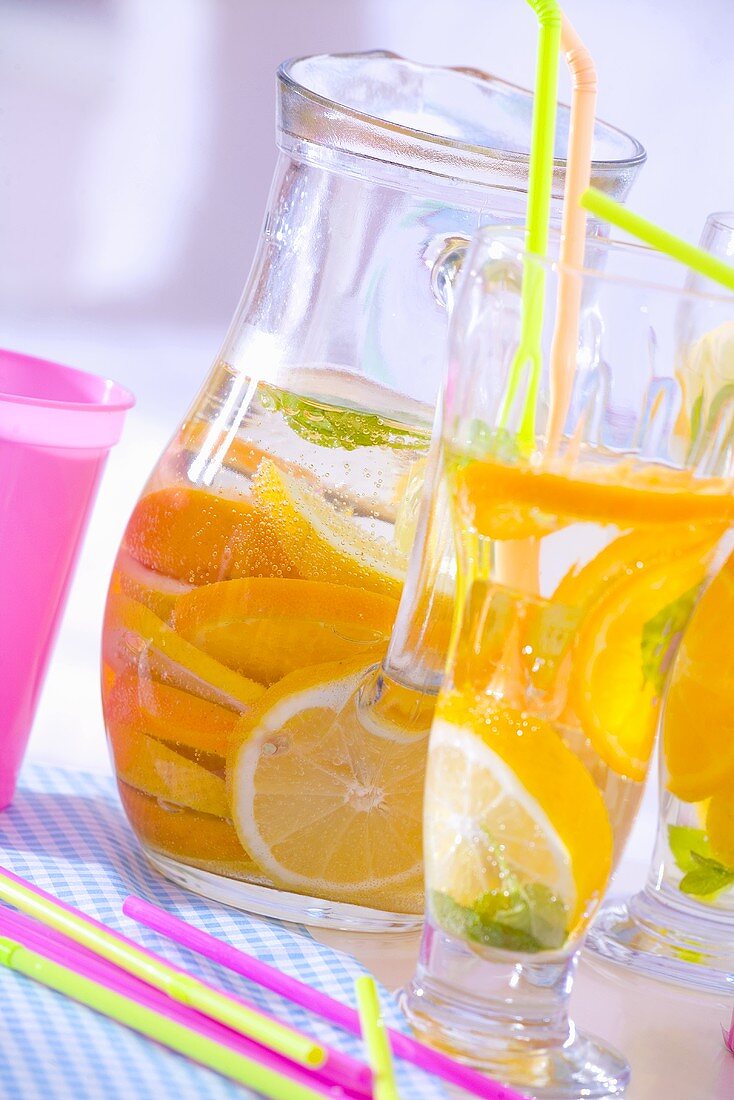 Limonade mit Zitronen- und Orangenscheiben