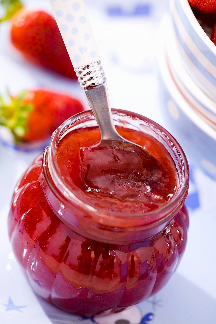 Erdbeermarmelade mit Löffel im Glas