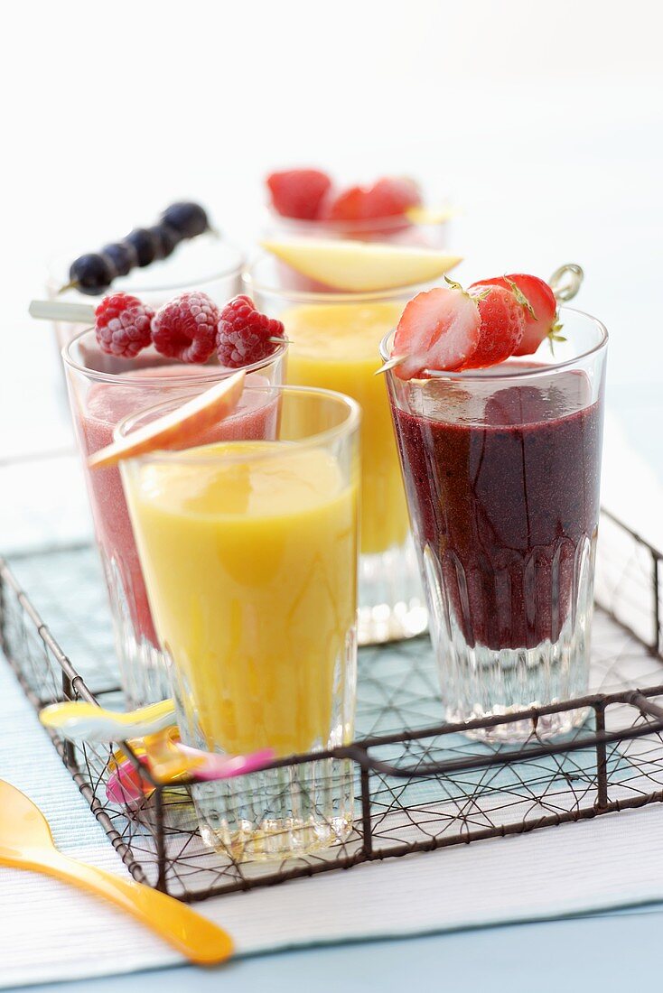 Smoothies mit Früchten und Beeren