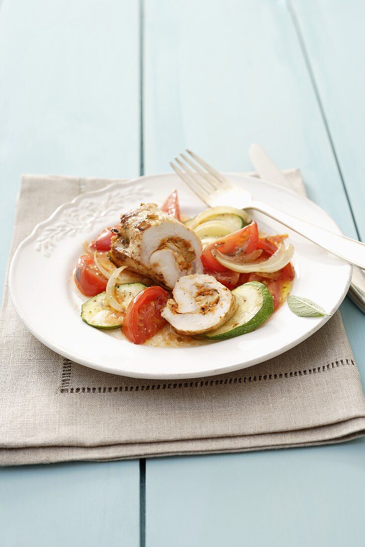 Hähnchenrouladen auf Tomaten-Zucchini-Gemüse