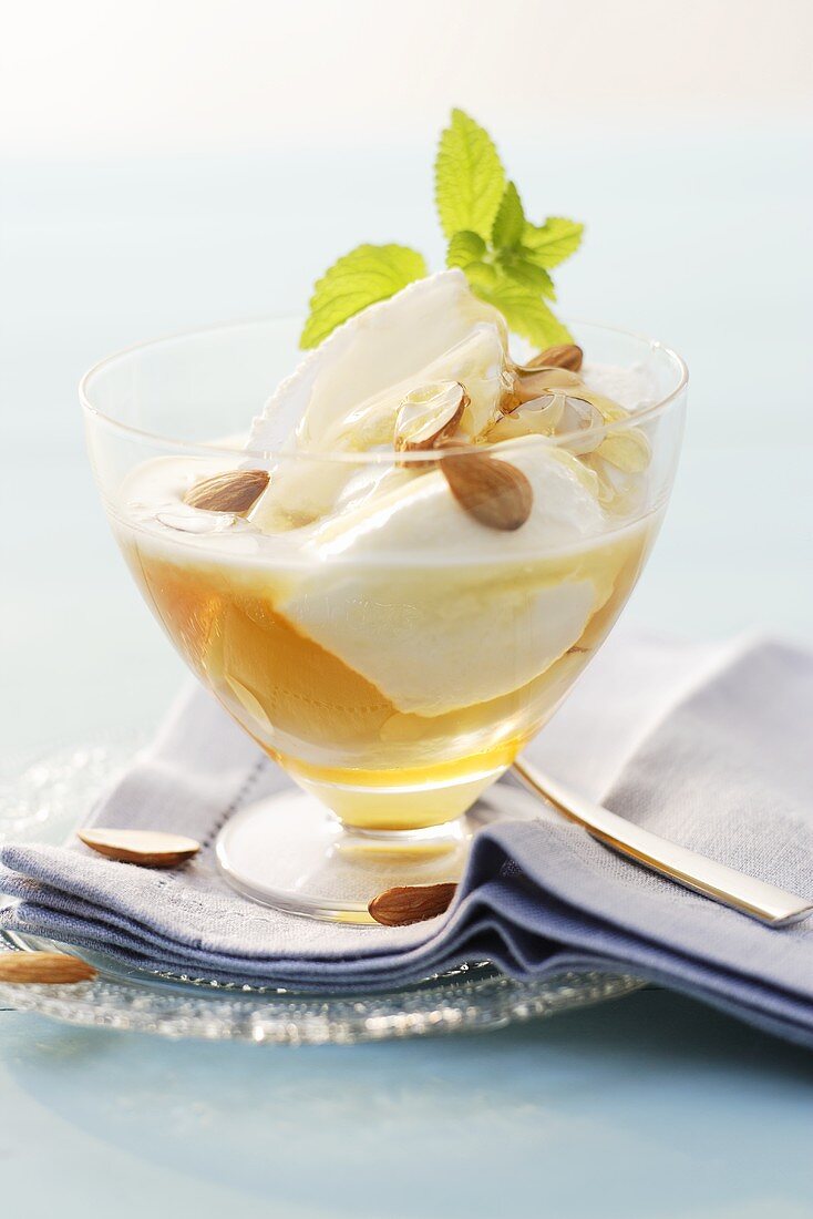 Greek yoghurt with honey and almonds