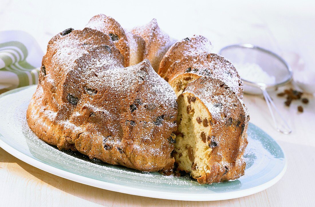 Gugelhupf mit frischer Hefe und Rosinen