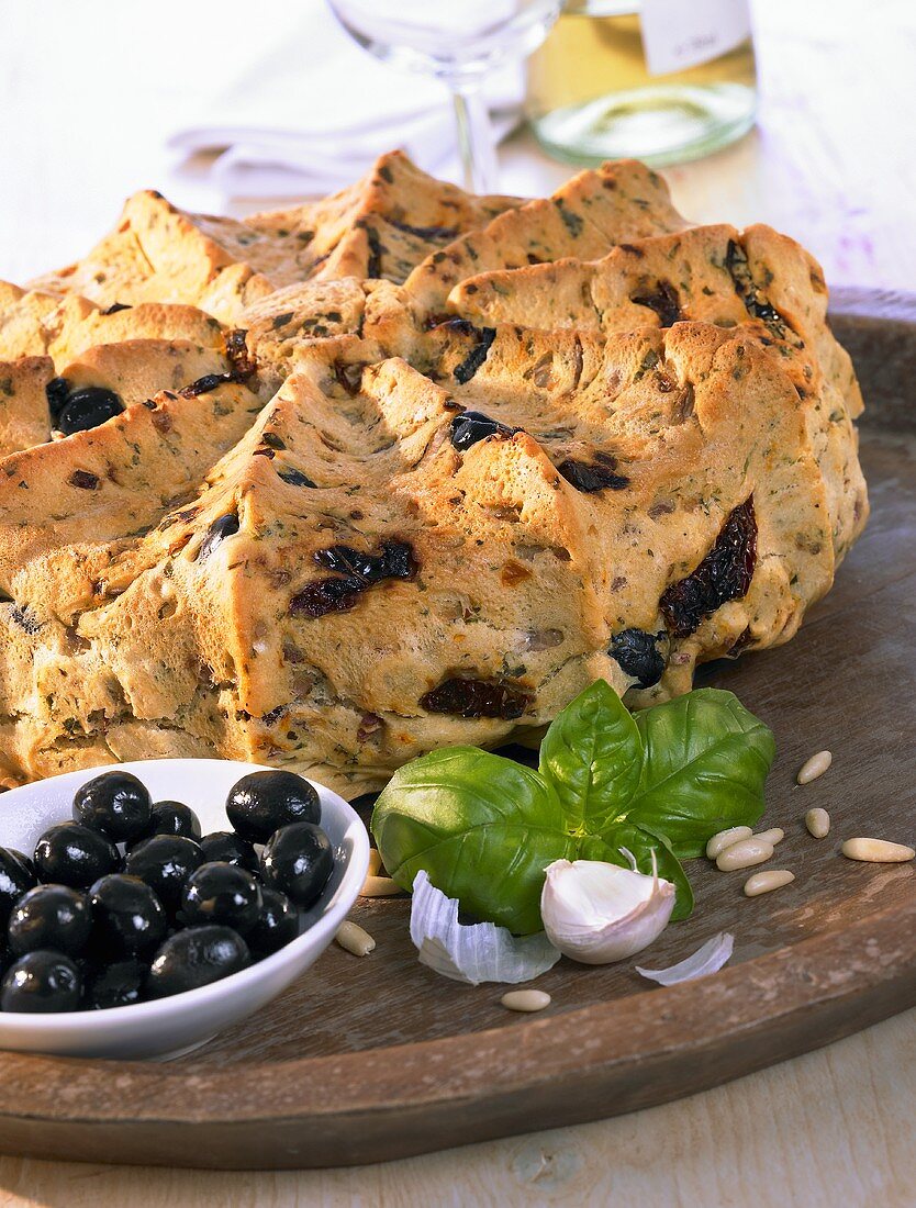 Sommerbrot mit schwarzen Oliven und getrocknetet Tomaten