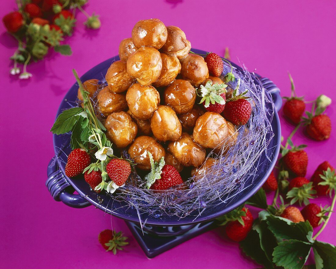 Karamellisierte Windbeutel mit Erdbeeren