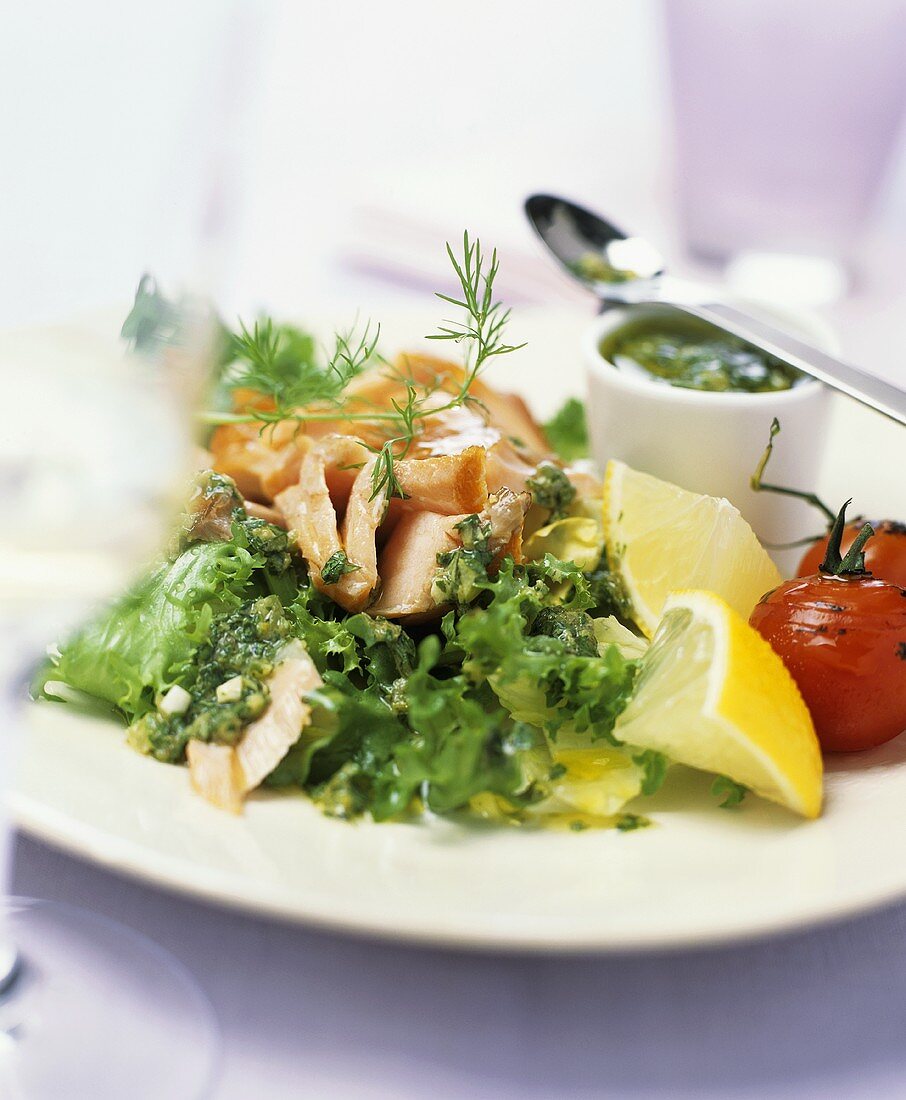 Blattsalat mit Räucherfisch und Dill